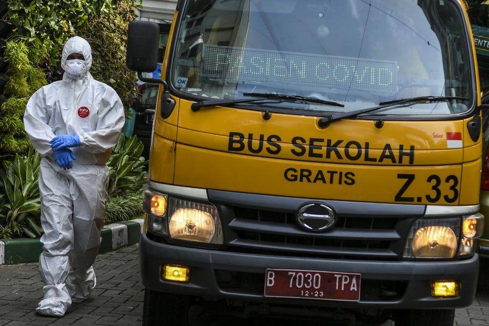 Petugas kesehatan bersiap mengantar pasien COVID-19 menuju Rumah Sakit Darurat Covid (RSDC) Wisma Atlet Kemayoran di Puskesmas Menteng, Jakarta, Minggu (20/6/2021). ANTARA FOTO/Galih Pradipta.