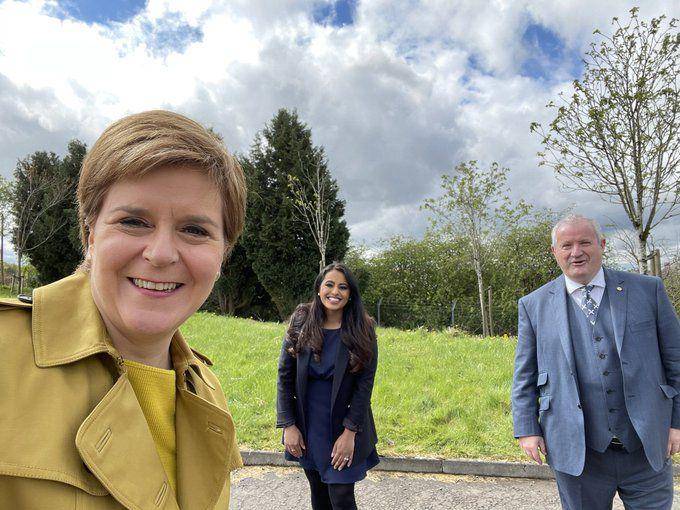 Menteri Pertama Skotlandia, Nicola Sturgeon (paling depan) pada 12 Mei 2021, yang meminta dukungan untuk kandidat dalam pemilihan sela Airdrie dan Shotts Westminster. (Twitter.com/Nicola Sturgeon)