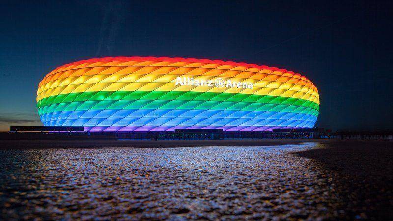 Lampu pelangi di Stadion Allianz Arena, München. (twitter.com/eborbath)