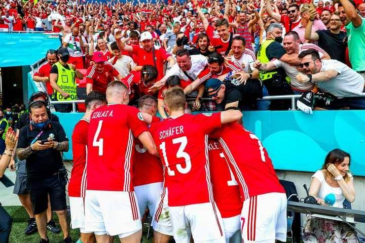 Selebrasi pemain timnas Hungaria ketika mencetak gol. (twitter.com/mej_bah)