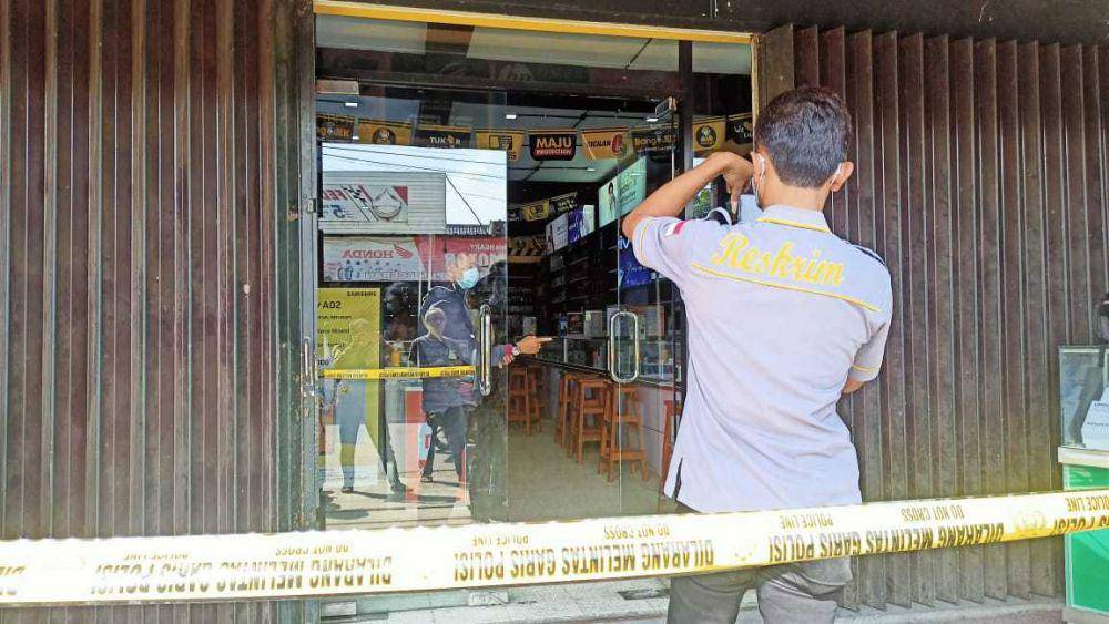Personel Reskrim Polres Madiun melakukan olah TKP. Nofika