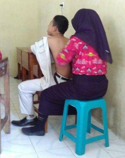 kerokan saat masuk angin kocak (1cak.com/zam_13)