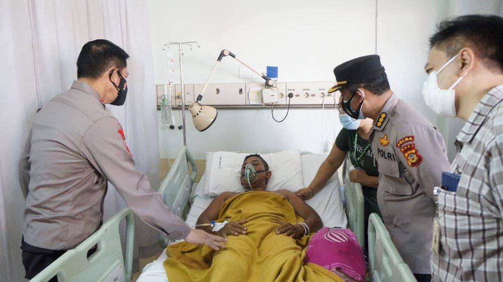 Kapolda Bali Irjen Pol Putu Jayan Danu Putra menjenguk anggota Satlantas korban kecelakaan di RSUP Sanglah (Dok.IDN Times/Polresta Denpasar)