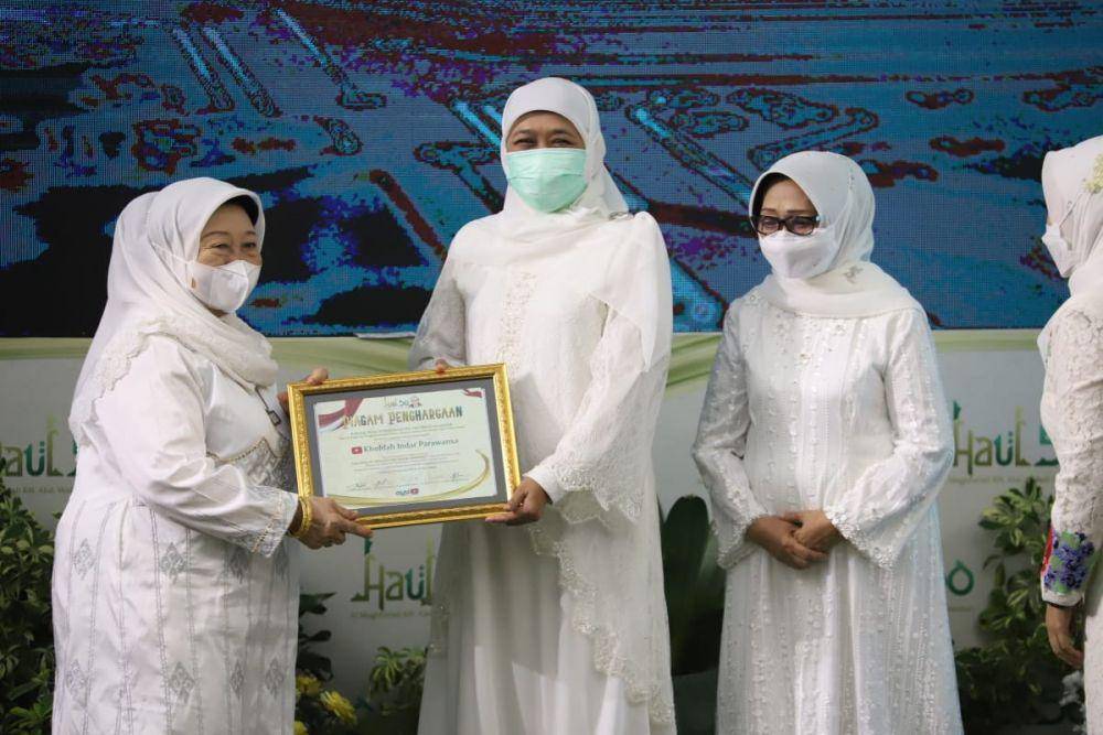 Gubernur Jatim Khofifah Indar Parawansa menyerahkan piagam penghargaan kepada putri Kiai Wahab. IDN Times/Zainul Arifin.