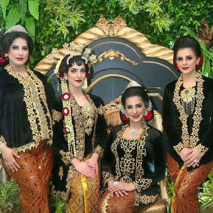 Kebaya Keluarga Tasya Farasya (instagram.com/ala_instyle)