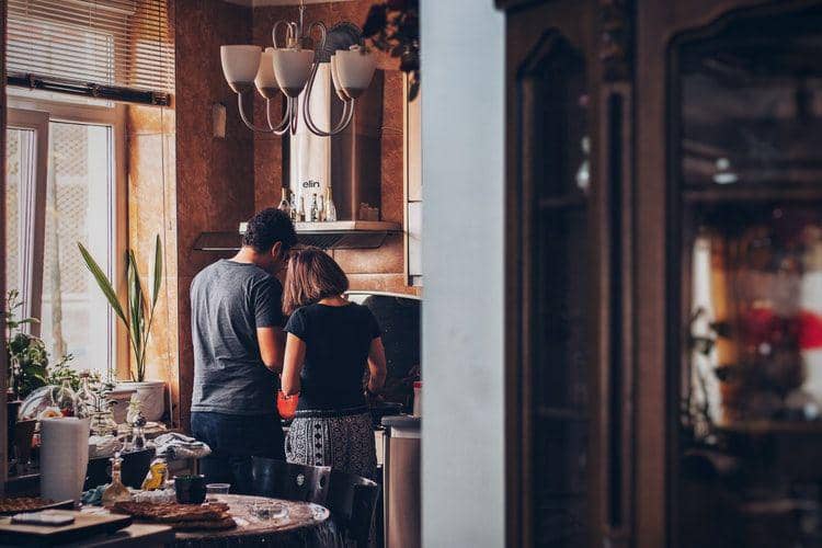 Ilustrasi pasangan di dapur (unsplash.com/soroushkarimi)