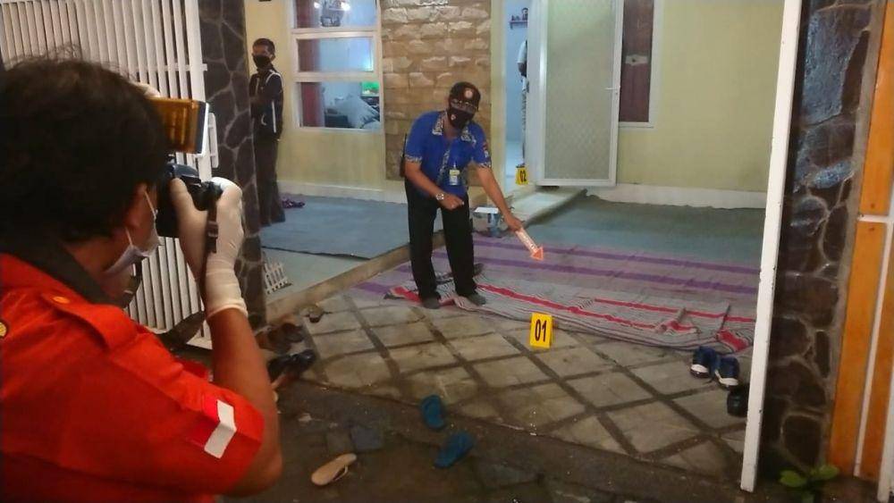 Polisi lakukan olah TKP di rumah korban. IDN Times/ Bramanta Pamungkas