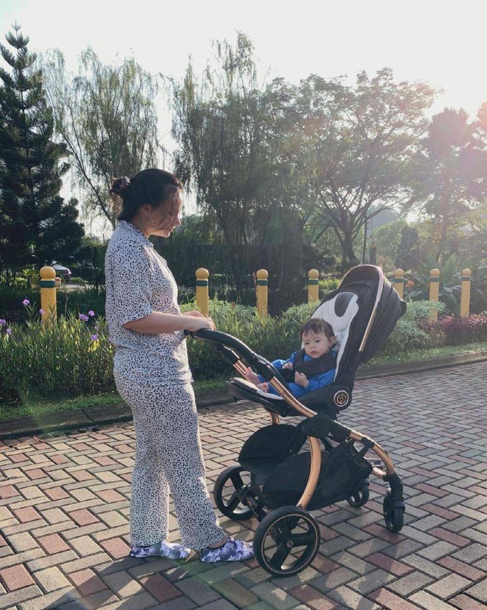 Asmirandah momong anak (instagram.com/asmirandah)