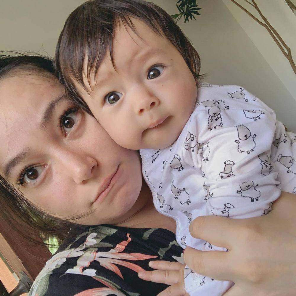 Asmirandah momong anak (instagram.com/asmirandah)
