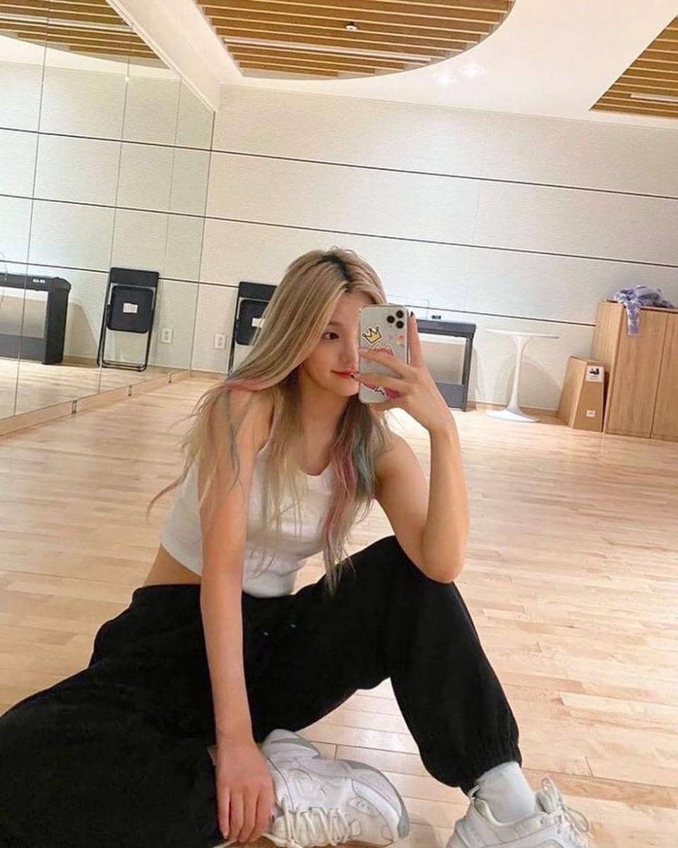 Jadi Leader Imut, 9 Momen Memesona Yeji ITZY dengan Rainbow Hair