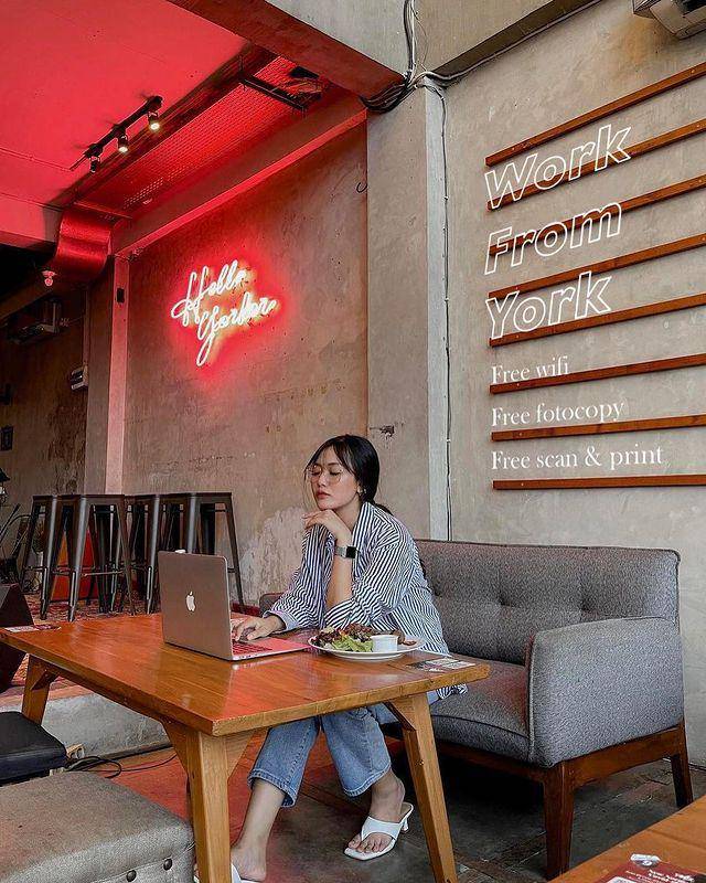 York Cafe (instagram.com/york.id)