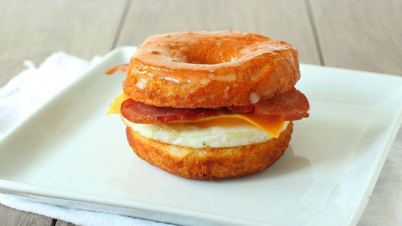 Ilustrasi fried egg donut sandwich (pillsbury.com/Gerry Speirs)