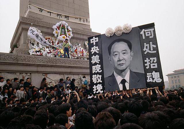 Massa berkabung di Lapangan Tiananmen Beijing untuk menyampaikan belasungkawa atas kematian Hu Yaobang dan memulai demonstrasi untuk mempercepat laju reformasi di China. (timetoast.com)