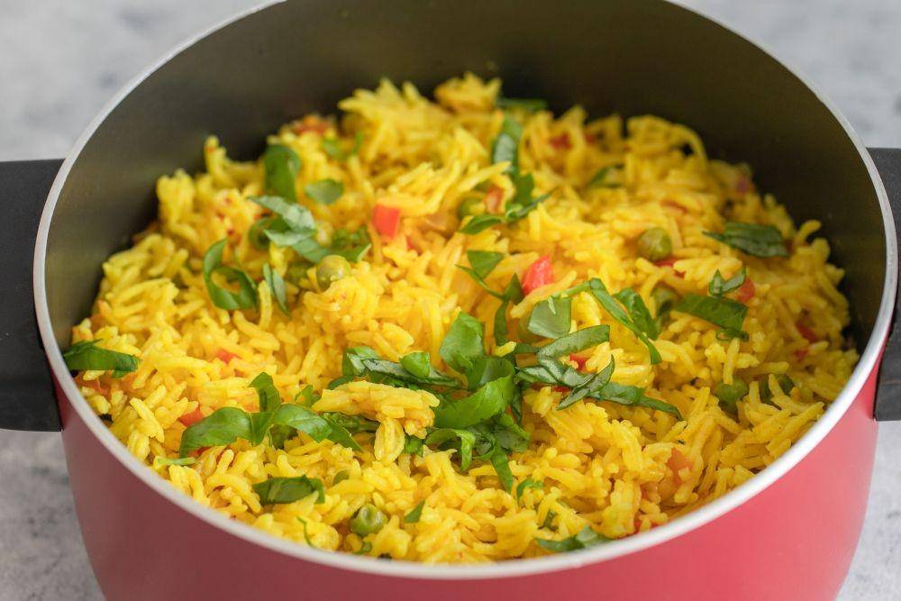 Memasak nasi kuning (thespruceeats.com)