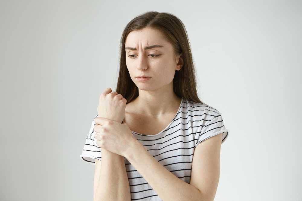 ilustrasi seseorang dengan allodynia (freepik.com/karlyukav)
