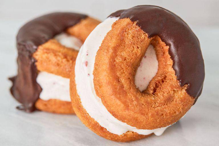 Ilustrasi donut ice cream sandwich (delish.com/Kathryn Wirsing)
