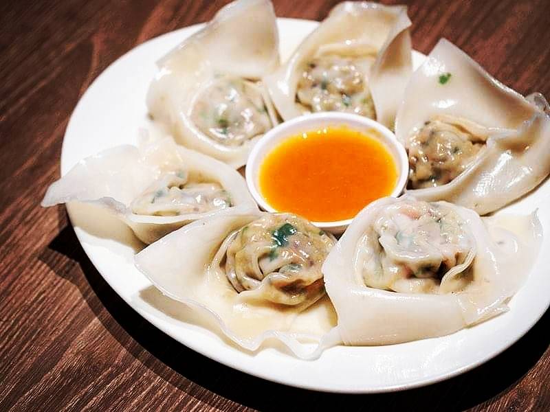 Dumplings dengan saus capsicum ini akan membuatmu jatuh cinta. (instagram.com/genesis.vegan.restaurant.sg)
