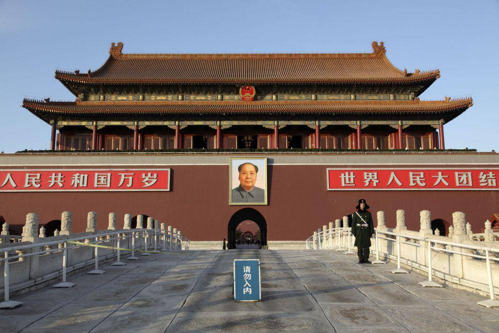 Gerbang (Tian An Men), pintu masuk utama Kota Terlarang. (thoughtco.com)