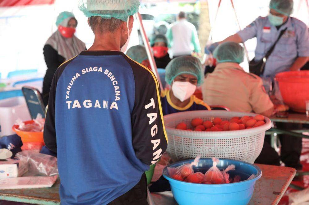 Kementerian sosial bagi-bagi telur sehatkan masyarakat di tengah pandemik. (dok. Kemensos)
