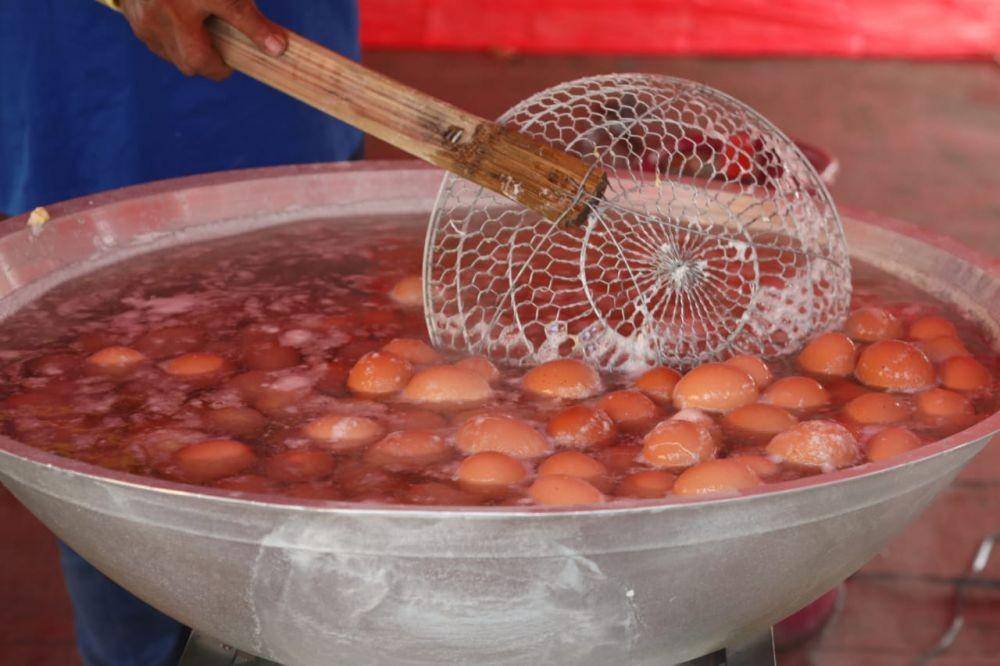 Kementerian sosial bagi-bagi telur sehatkan masyarakat di tengah pandemik. (dok. Kemensos)