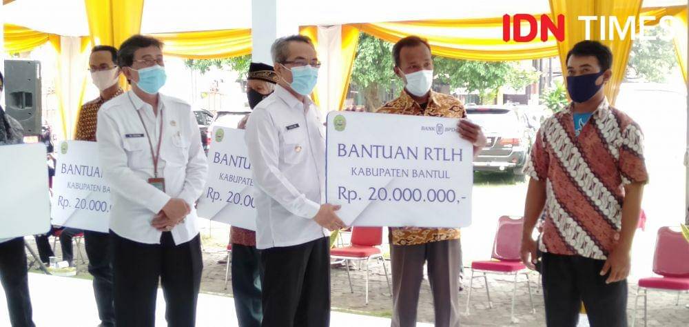 Bupati Bantul Abdul Halim Muslih secara simbolis berikan bantuan RTLH. (IDN Times/Daruwaskita)