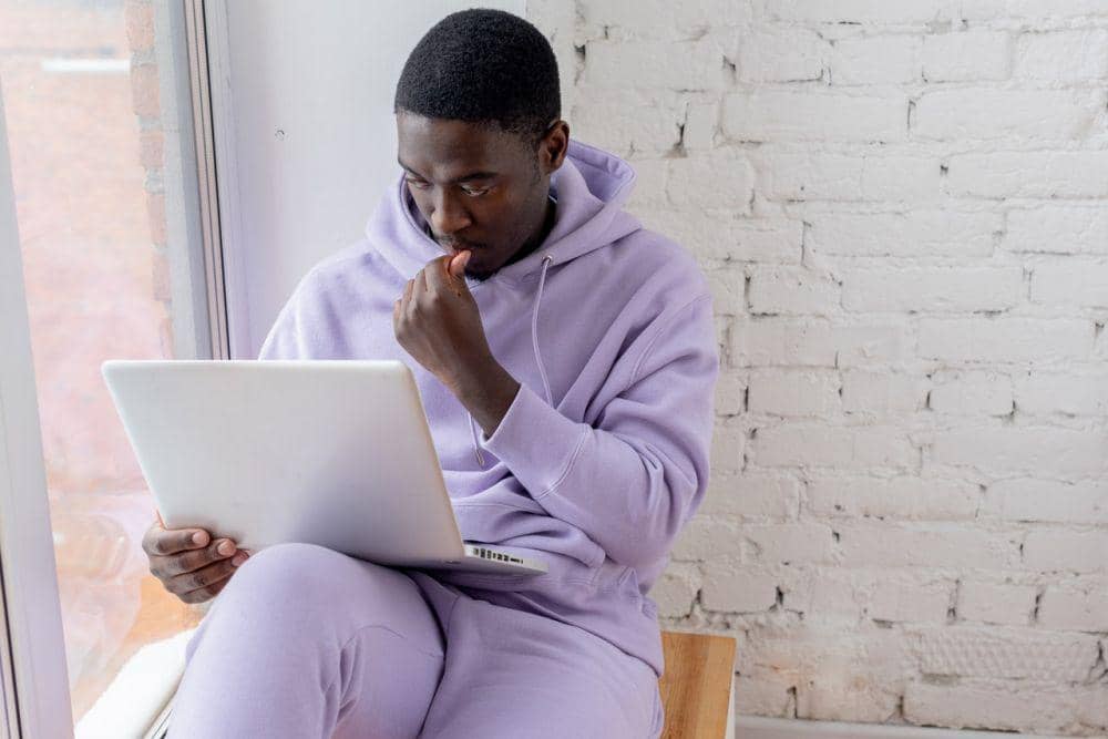 ilustrasi pria menggunakan laptop (pexels.com/SHVETS production)