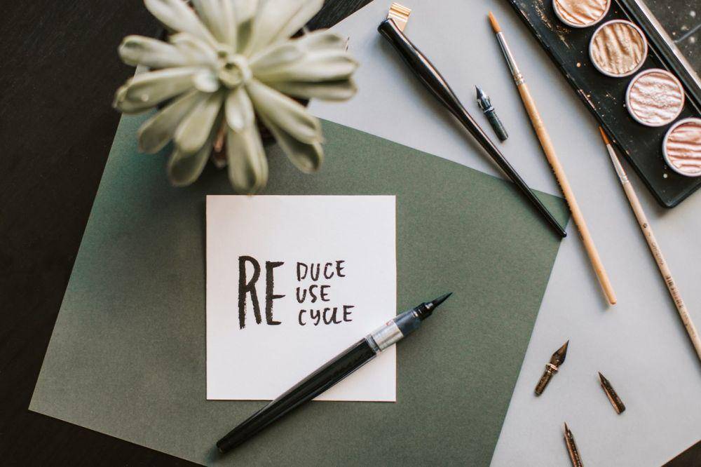 ilustrasi tulisan reduce, reuse, recycle di selembar kertas (pexels.com/@vlada-karpovich)