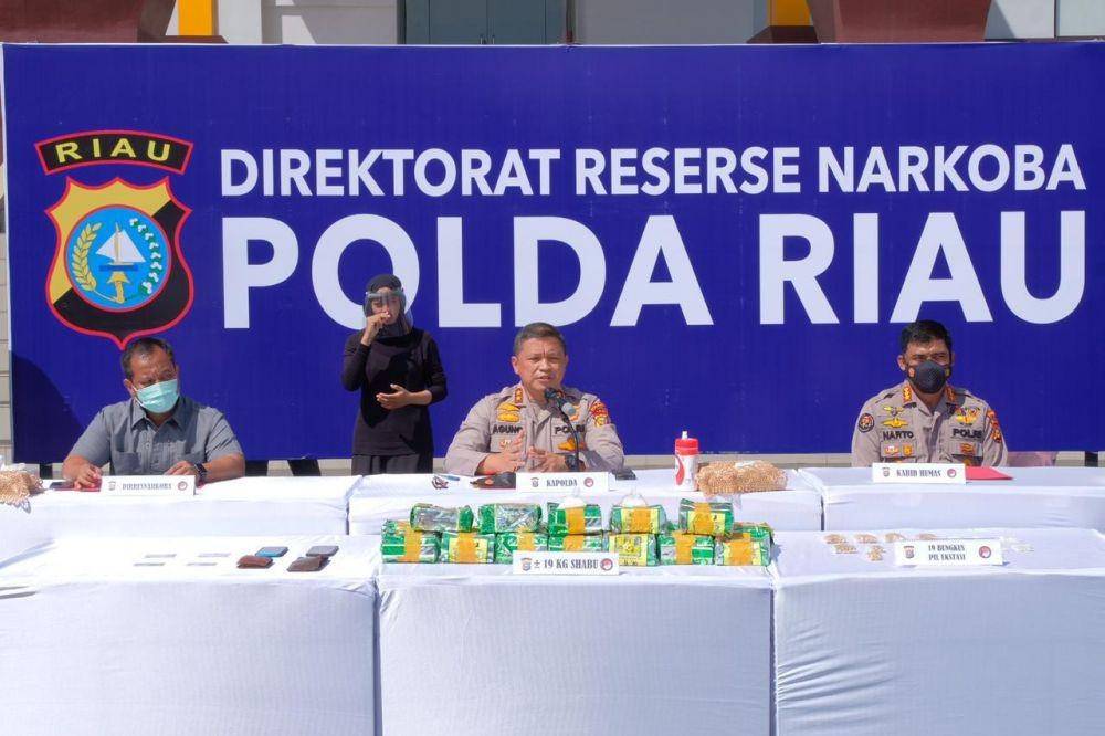 Foto : Kapolda Riau Irjen Agung Setia Imam Effendi saat menggelar konferensi pers bersama Direktur Reserse Narkoba Kombes Victor Siagian dan Kabid Humas Kombes Sunarto di Mapolda/ Dokumentasi Polda Riau, Andre