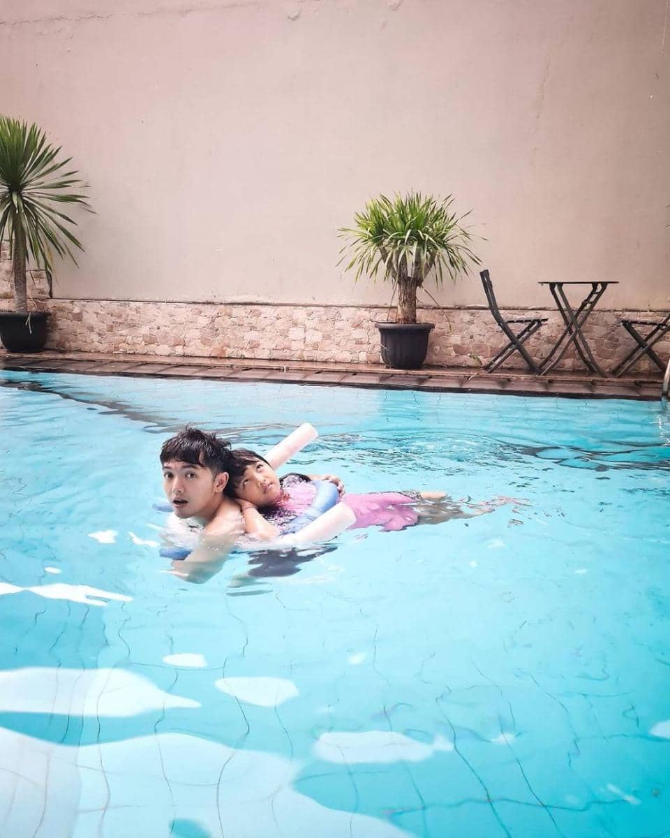 Nicky Tirta dan buah hati (instagram.com/nickytirta)