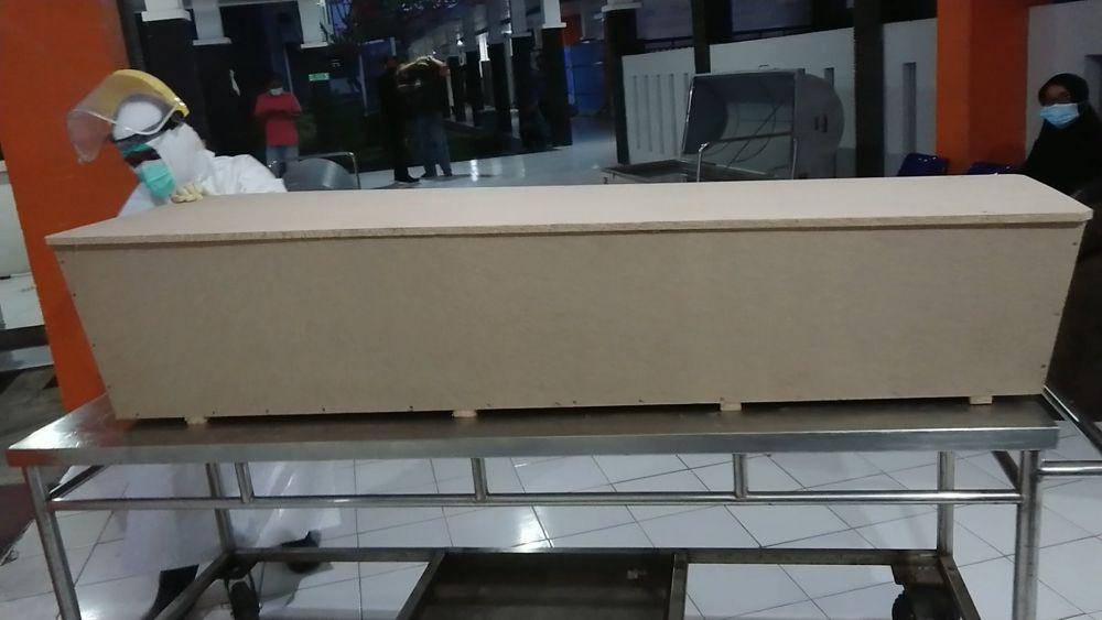 Jenazah korban saat keluar dari ruang otopsi. IDN Times/ Bramanta Pamungkas