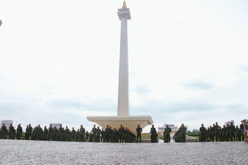 Gubernur DKI Jakarta Anies Baswedan pimpin apel pasukan di Monas, Jakarta Pusat, Jumat (18/6/2021). (instagram.com/aniesbaswedan)