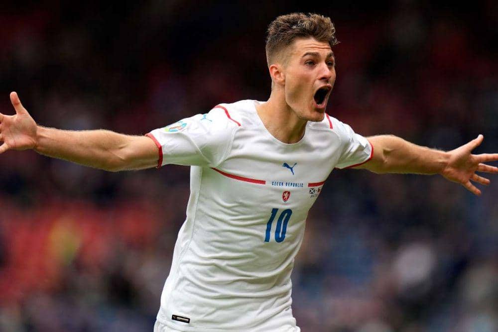 Patrik Schick mencetak brace ke gawang Skotlandia (goal.com)