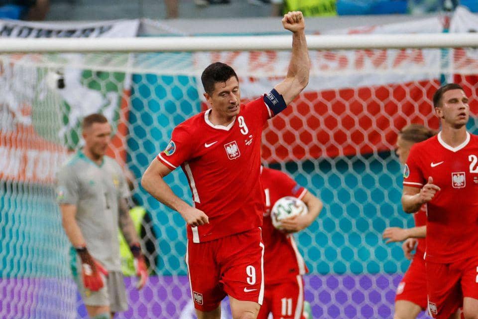 Robert Lewandowski mencetak brace ke gawang Swedia (talksport.com)