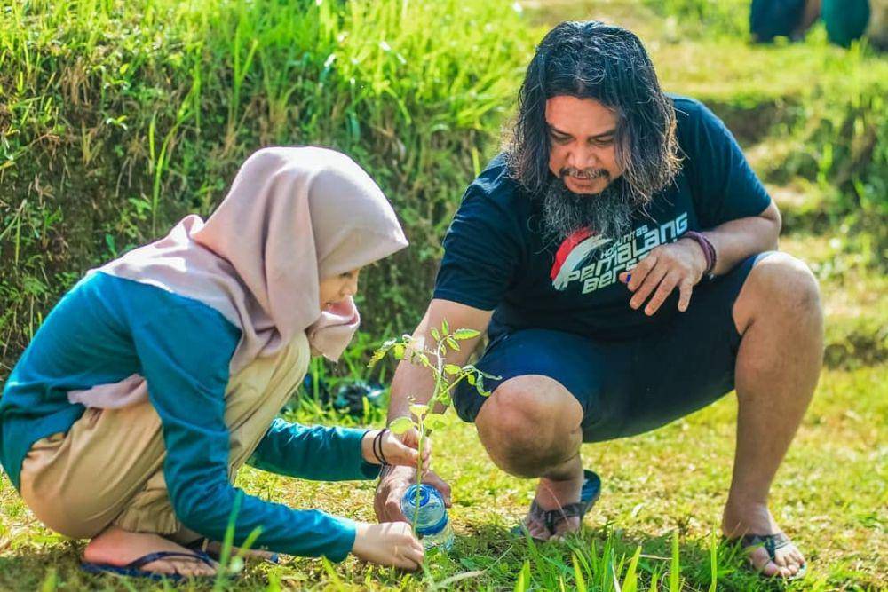 Ilustrasi menanam tanaman (instagram.com/hengky_kik)