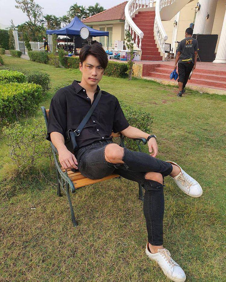 Style kemeja ala Ohm Pawat (instagram.com/ohmpawat)