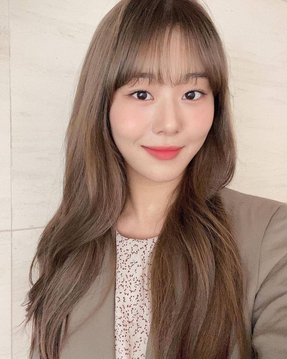 Chaerin Cherry Bullet (instagram.com/cherrybullet)