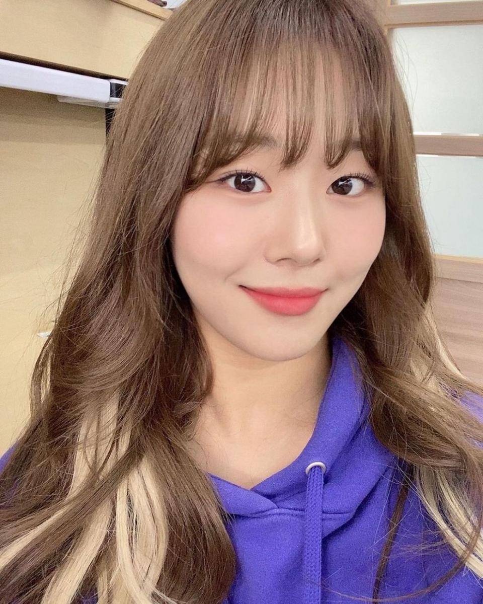 Chaerin Cherry Bullet (instagram.com/cherrybullet)