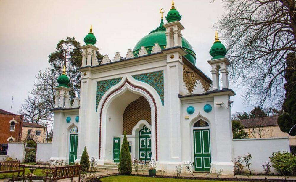 Masjid Shah Jahan, Woking (Instagram.com/sacredfootsteps)