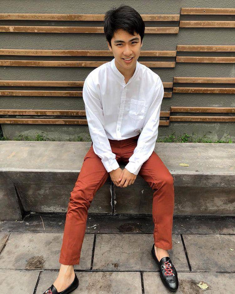 Style kemeja ala Ohm Pawat (instagram.com/ohmpawat)