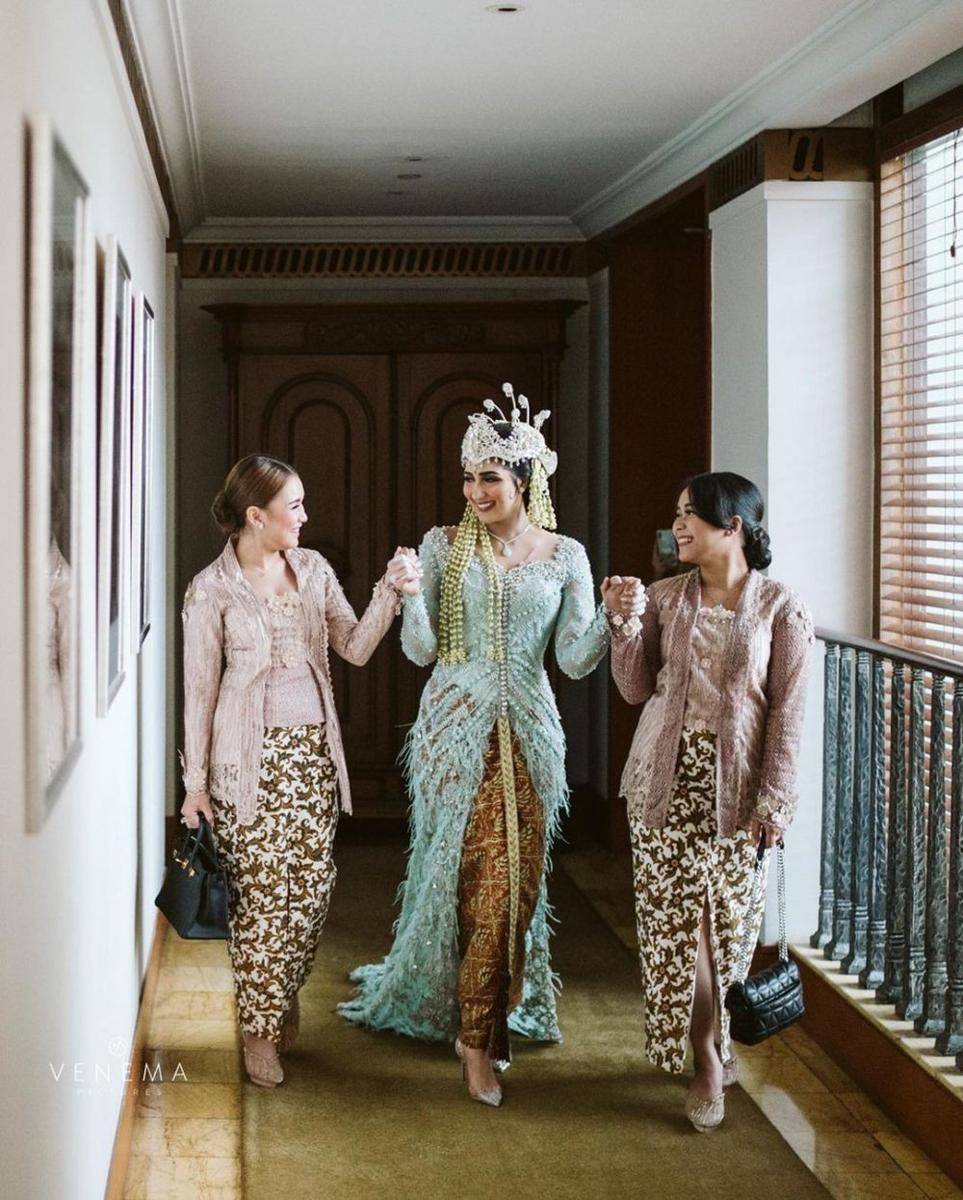 style bridesmaid Ayu Ting-ting (instagram.com/tanianadiraa)