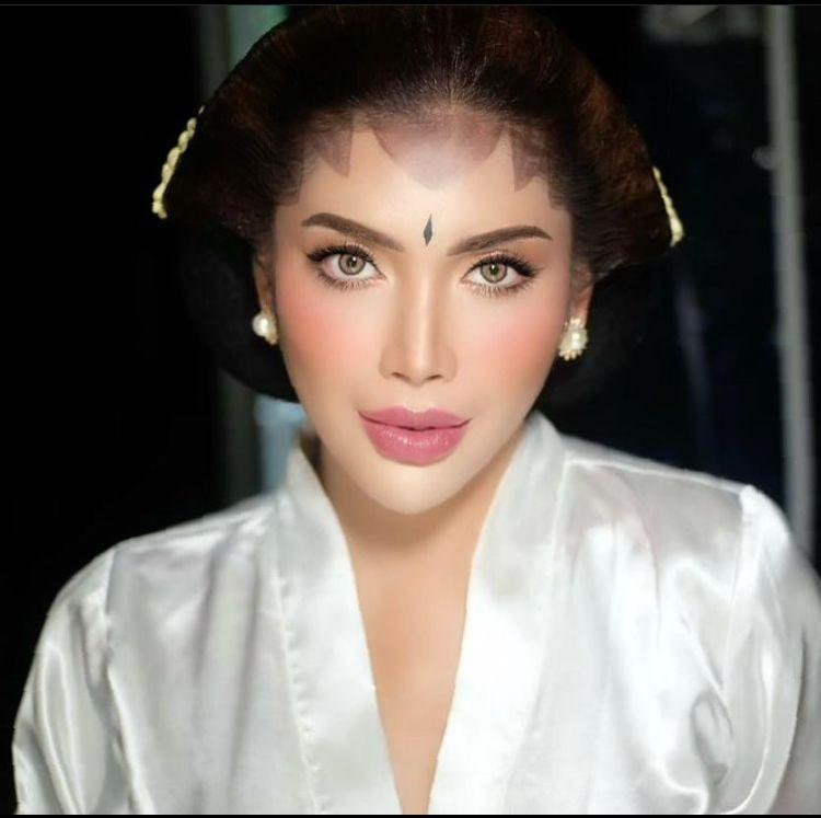 10 Penampilan Millen Cyrus dalam Balutan Busana Pengantin Jawa