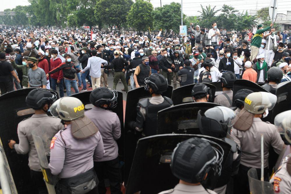 Simpatisan Rizieq Shihab Berkerumun hingga Bentrok dengan Polisi