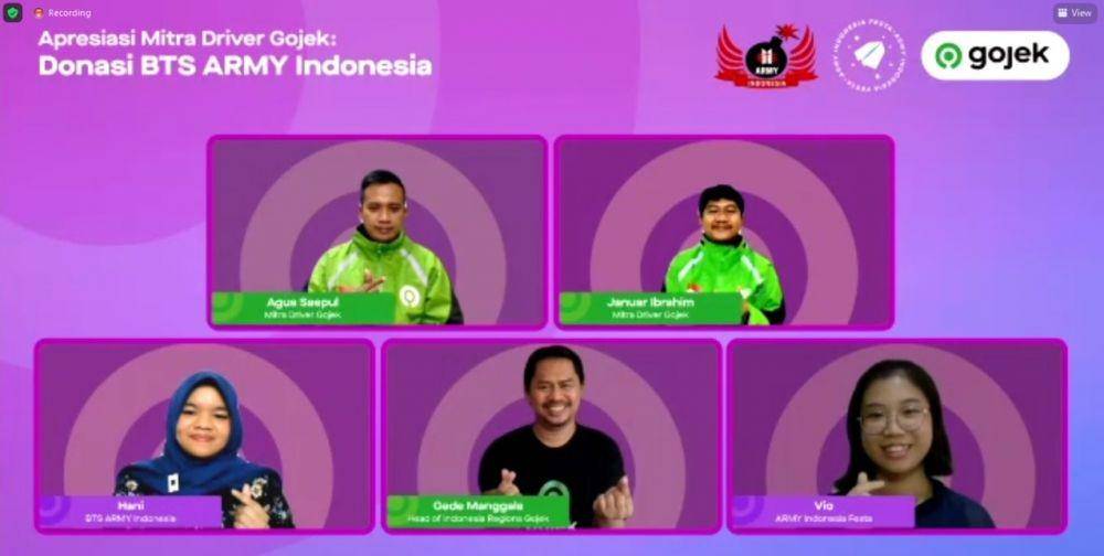 Penyerahan Donasi BTS ARMY Indonesia kepada mitra driver Gojek (dok. Gojek Indonesia)