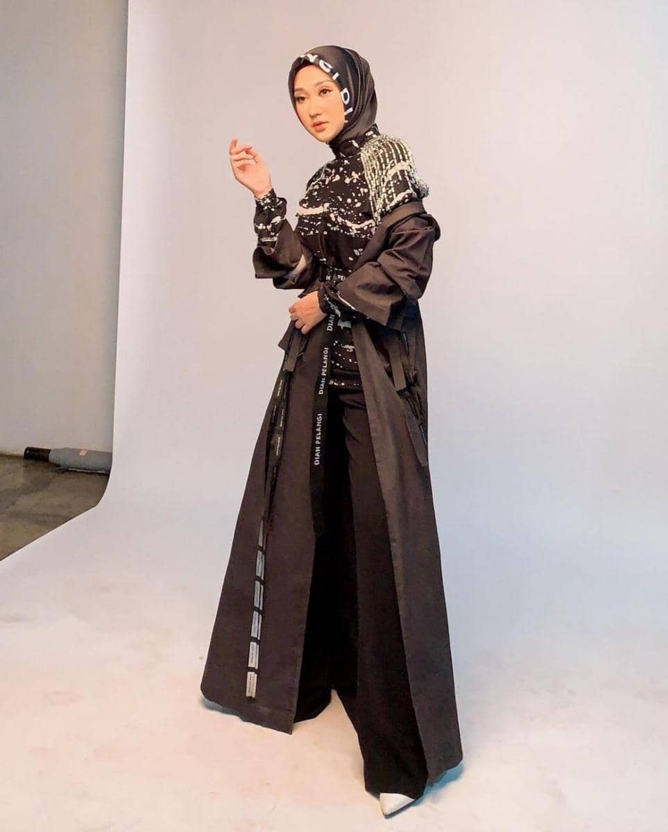 Outfit bernuansa hitam ala Dian Pelangi. (instagram.com/dianpelangi)