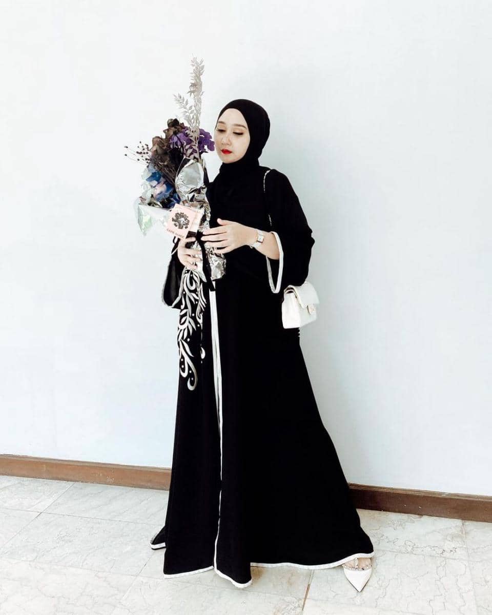 Outfit bernuansa hitam ala Dian Pelangi. (instagram.com/dianpelangi)