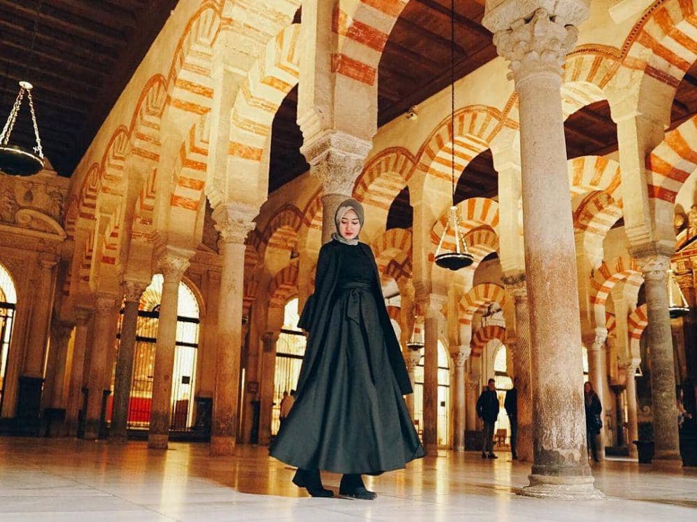 Outfit bernuansa hitam ala Dian Pelangi. (instagram.com/dianpelangi)