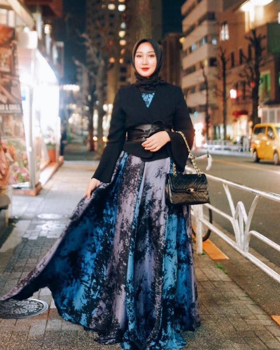 Outfit bernuansa hitam ala Dian Pelangi. (instagram.com/dianpelangi)