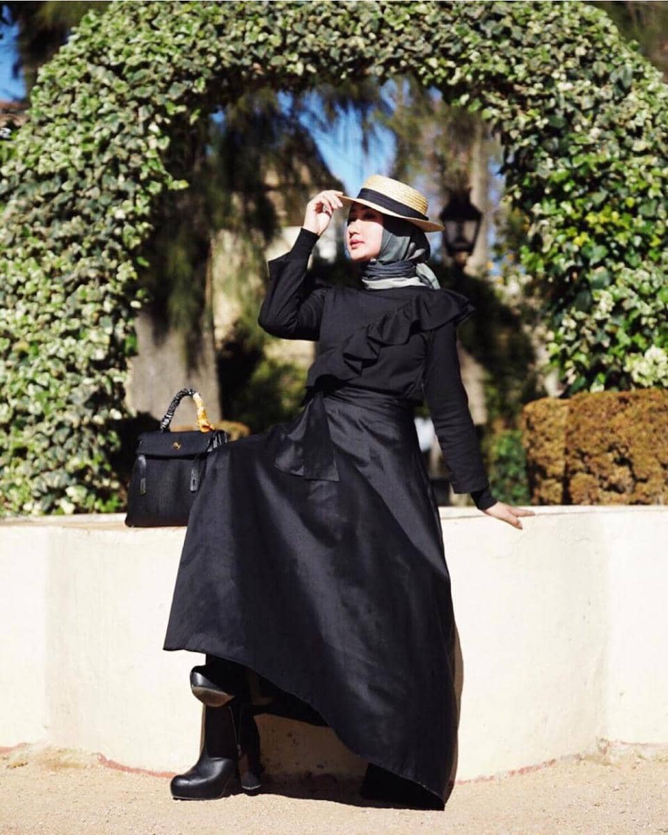 Outfit bernuansa hitam ala Dian Pelangi. (instagram.com/dianpelangi)