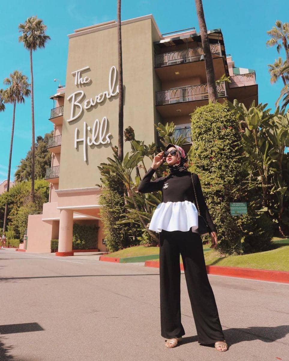 Outfit bernuansa hitam ala Dian Pelangi. (instagram.com/dianpelangi)