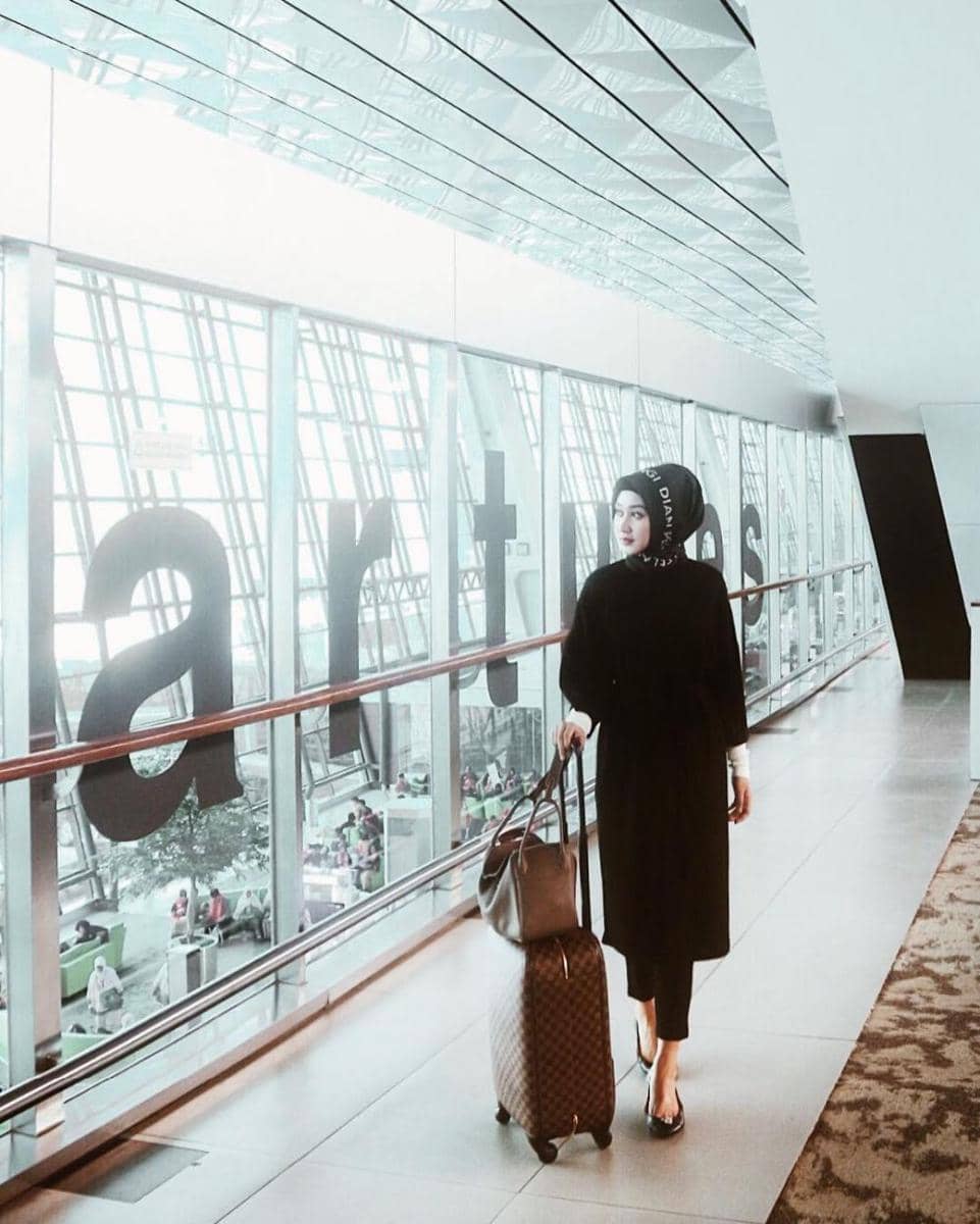 Outfit bernuansa hitam ala Dian Pelangi. (instagram.com/dianpelangi)